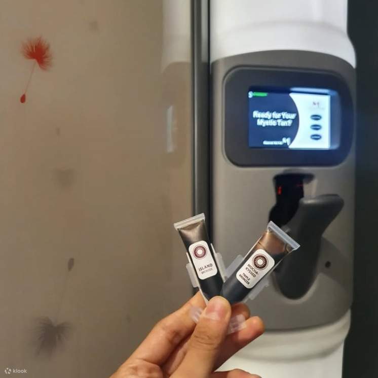 Contrairement au bronzage traditionnel, qui stimule la production de mélanine grâce aux rayons UV, le bronzage par pulvérisation applique une solution bronzante directement sur votre peau. En une seule séance, votre bronzage peut durer de 7 à 10 jours.